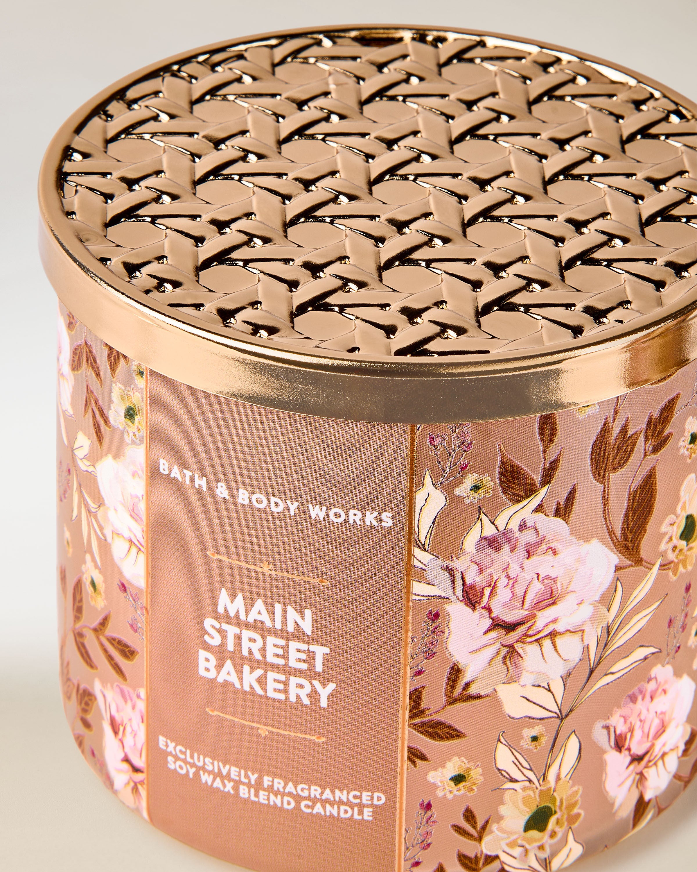 3-Wick Candle Main Street Bakery 14.5 oz / 411 g - Image 2
